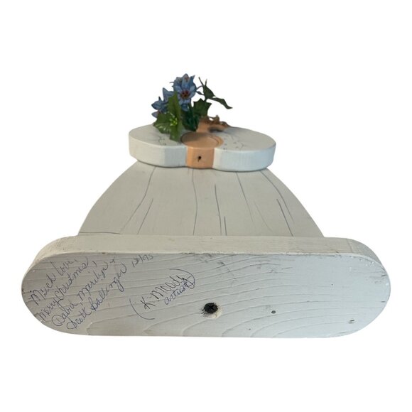 1995 Signed Wooden Angel by K. Moody – Rustic Folk Art Shelf Sitter with Grapevi - Picture 5 of 6